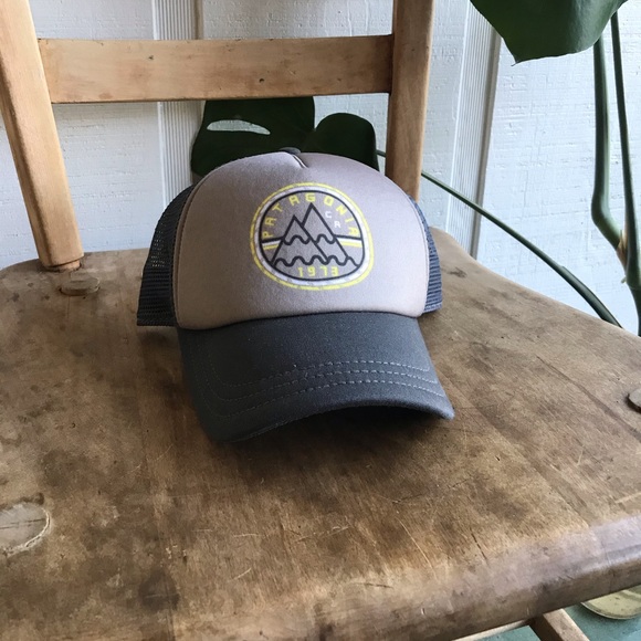 Patagonia Accessories - Women’s Patagonia Trucker hat.